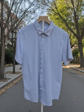 Barbell Apparel Men's Short-Sleeve Purple and White Striped Shirt Size Large.